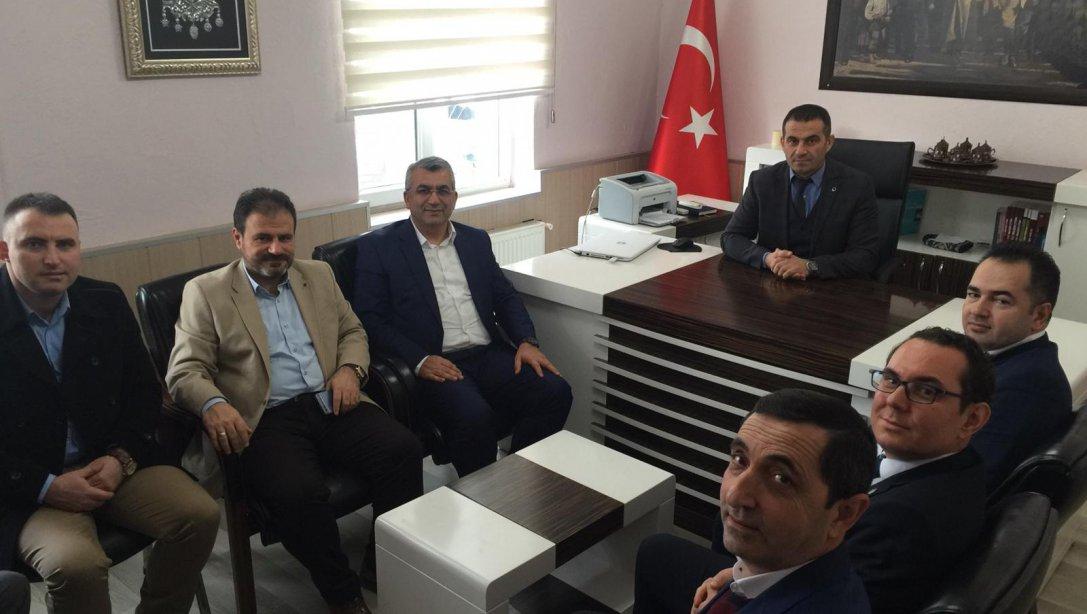 İzmir Eğitim Bir-Sen Yönetim Kurulu İlçe Milli Eğitim Müdürümüz Muharrem BAYINDIR´ı Makamında Ziyaret Ettiler