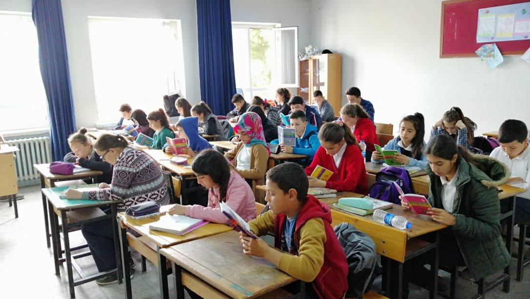 İlçe Milli Eğitim Şube Müdürlerimiz Selçuk AKDAĞ ve Mehmet KARADUMAN Okullarımızda Kitap Okuma Etkinliğine Katıldı 